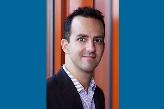 Porträt Siassi mittig, links und rechts TU blauer Hintergrund