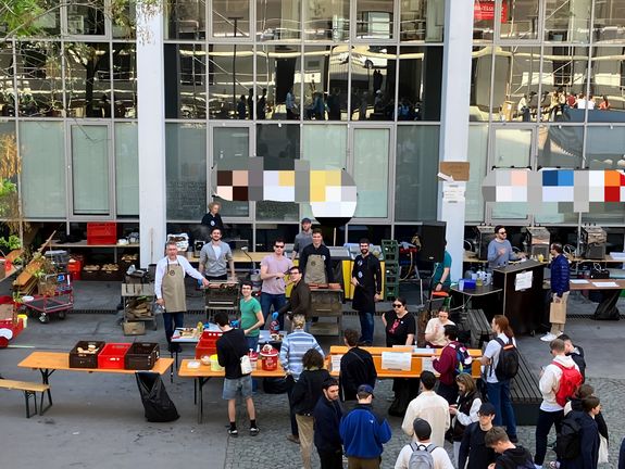 Dekan und Studierende der Fachschaft grillen im Hof des Campus Getreidemarkt