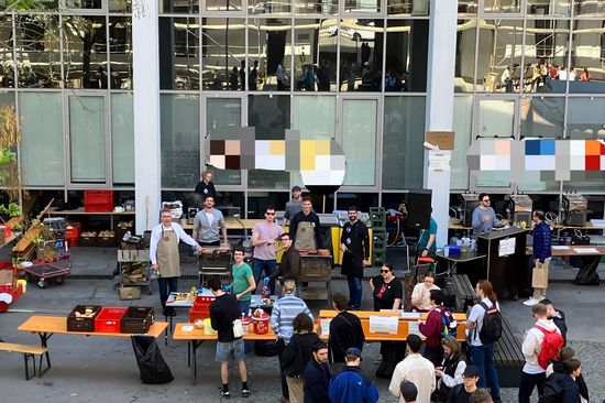 Dekan und Studierende der Fachschaft grillen im Hof des Campus Getreidemarkt