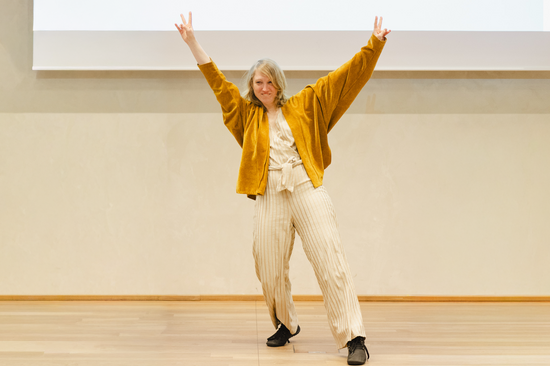 Lisi Wieser in Jubelpose bei der Verleihung des TU Wien Frauenpreises 2025