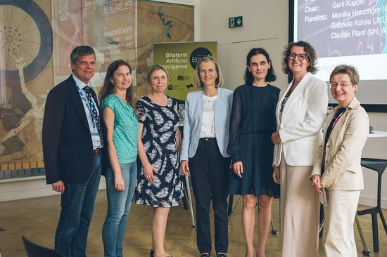 Gruppenfoto: Jens Schneider, Claudia Plant, Marta Sabou, Monika Henzinger, Laura Kovács, Gabriele Kotsis und Gerti Kappel (von links)