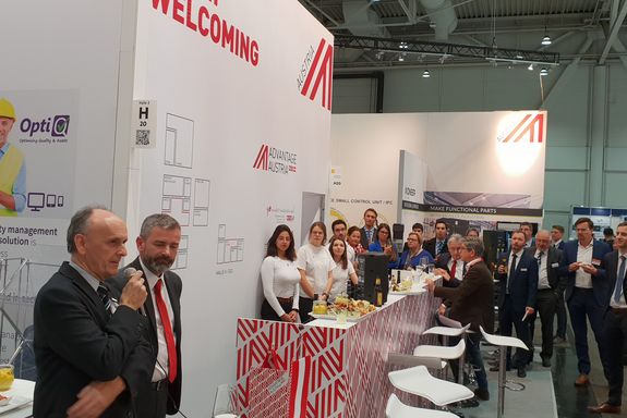 The Vice Rector of TU Wien, Prof. Dr. Johannes Fröhlich, talking to the audience at the Advantage Austria stand – Christian Kiene (WKO) next to him.