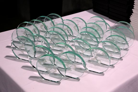 [Translate to English:] Schön ordentlich aufgereihte Trophäen der 100under40