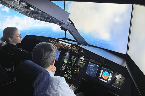 [Translate to English:] Menschen im Cockpit