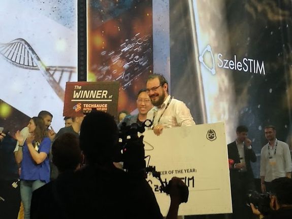 Stefan Kampusch nimmt den großen Preis beim Pioneers-Festival entgegen.