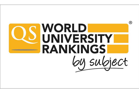 Schriftzug QS WORLD UNIVERSITY RANKINGS "by subject" in anderer Schrift. "QS" weiß mit gelb unterlegt.