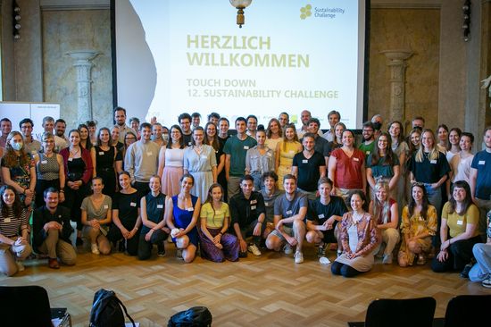 Gruppenbild der Sustainability Challenge Teilnehmer_innen im Festsaal der TU Wien