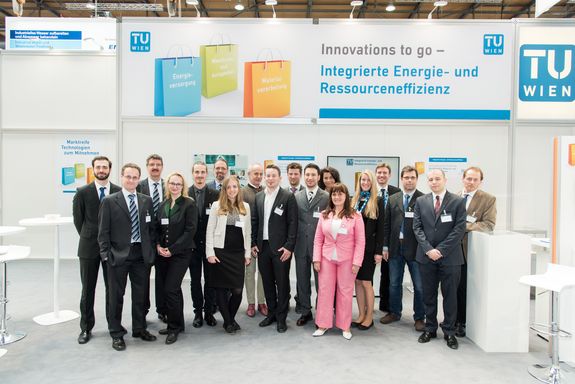 Gruppenfoto des TU Wien Teams auf dem TU Wien Stand auf der Hannover Messe 2016
