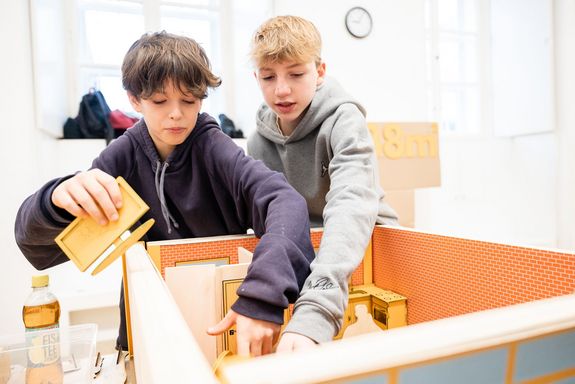 Schüler beim Bauen