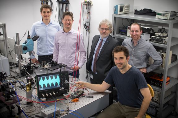 [Translate to English:] Das Forschungsteam vom Institut für Festkörperelektronik: Benedikt Schwarz, Aaron Maxwell Andrews, Gottfried Strasser, Johannes Hillbrand, Hermann Detz (v.l.n.r)