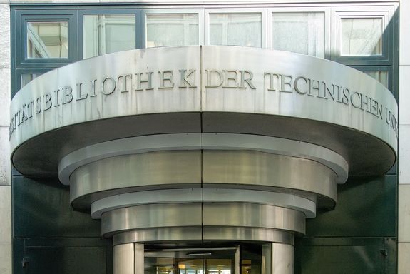 Bibliothek Eingang Eingang mit einer Drehtür aus Stahl und Glass