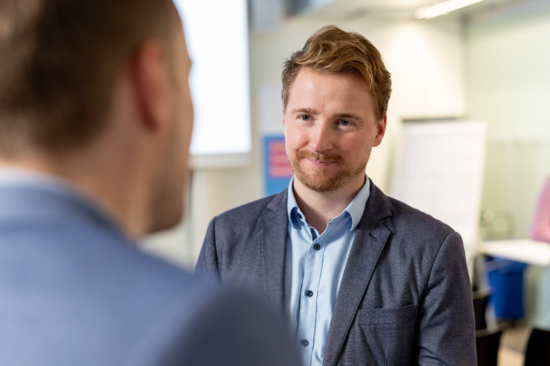 Studierender im Gespräch