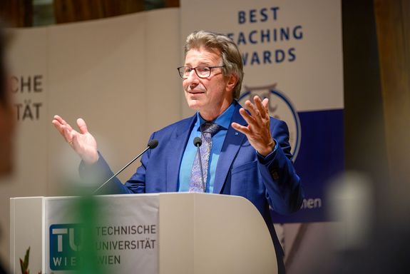 VR Kurt Matyas bei der Begrüßung am Podium