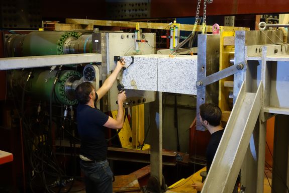 Demontage der Messeinrichtung nach dem erfolgreichen Belastungsversuch