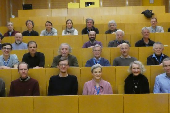 Frontales Bild der teilnehmenden Wissenschaftler_innen in einem Hörsaal der TU Wien.