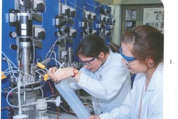 Zwei Frauen arbeiten im Labor