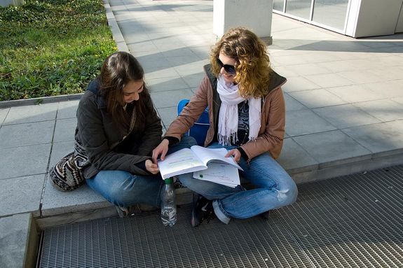 Studierende Zwei Studentinnen