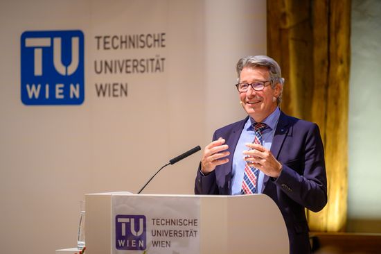 TU Wien Vizerektor Lehre Matyas hält am Podium eine Rede im Kuppelsaal.