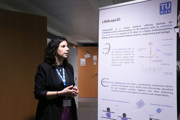 Mina Petrovic vor einem LifeScope-Plakat