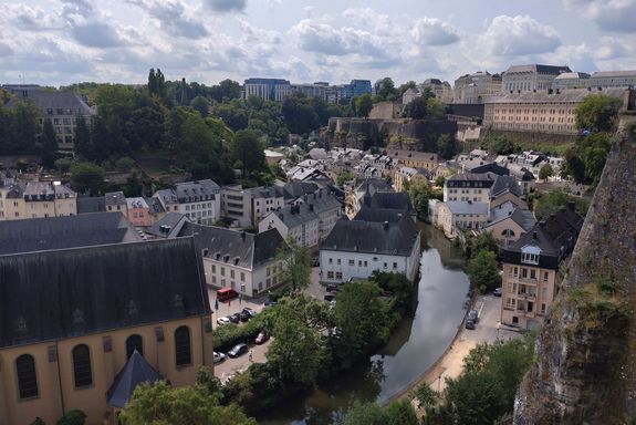 Blick auf Stadt und Fluss