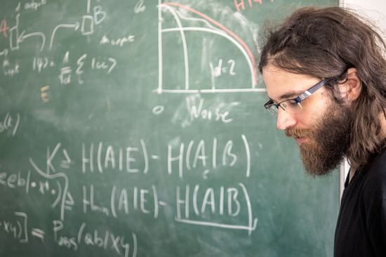 Marcus Huber in front of a blackboard