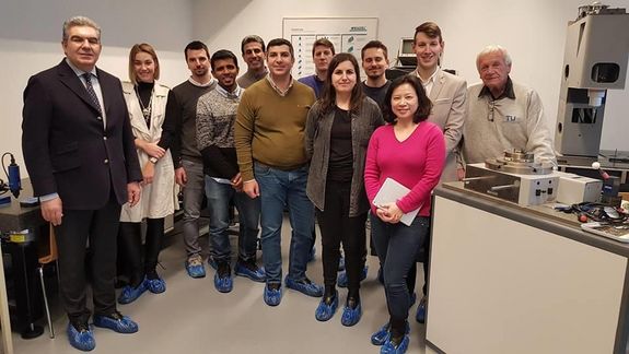 Die Engineering Management StudentInnen im Labor. Von links nach rechts: Numan Durakbasa, Urska, Gregor, Georgey, Ajel, Fakhri, Miro, Anna, Matthias, Frannie, Christoph, Peter Kopacek