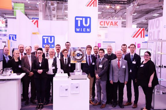 Messe-Team mit Prof. Johannes Fröhlich, Vizerektor für Forschung & Innovation (1. Reihe, Zweiter v.l.) Messe-Team mit Prof. Johannes Fröhlich, Vizerektor für Forschung & Innovation (1. Reihe, Zweiter v.l.)