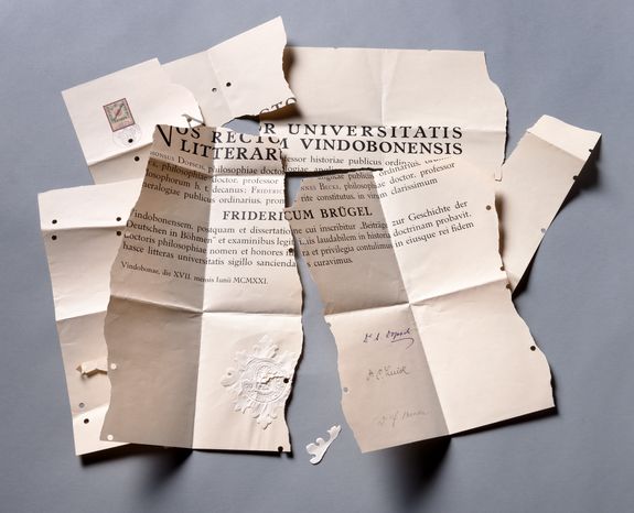 Zerrissene Promotionsurkunde, gesendet von Fritz Brügel an den Rektor der Universität Wien am 21. November 1931; Archiv der Universität Wien Zerrissene Promotionsurkunde, gesendet von Fritz Brügel an den Rektor der Universität Wien am 21. November 1931; Archiv der Universität Wien