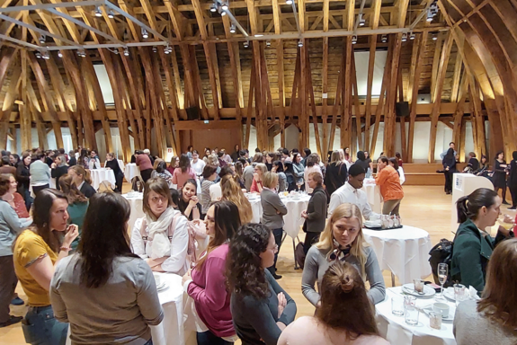 Frauen im Kuppelsaal der TUW, Holzträger des Kuppelsaals sichtbar.