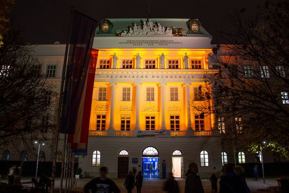TU Wien Fassade orange beleuchtet