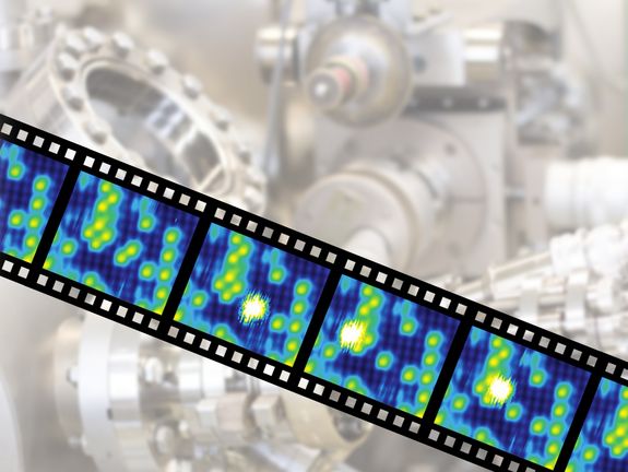 Einzelne Pd-Atome auf der Oberfläche sind zu sehen (Bild 1). Eines von ihnen wird angehoben und mobilisiert (weißer Fleck, Bild 2) und bewegt sich über die Oberfläche (Bild 3 und 4).