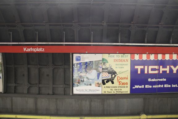 TU-Plakat in der U1-Station Karlsplatz TU-Plakat in der U1-Station Karlsplatz
