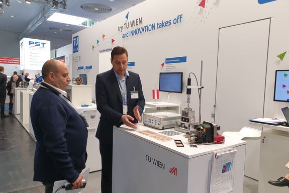Thomas Walter (r.) in conversation with visitors - hall 11, Automation, Motion & Drives