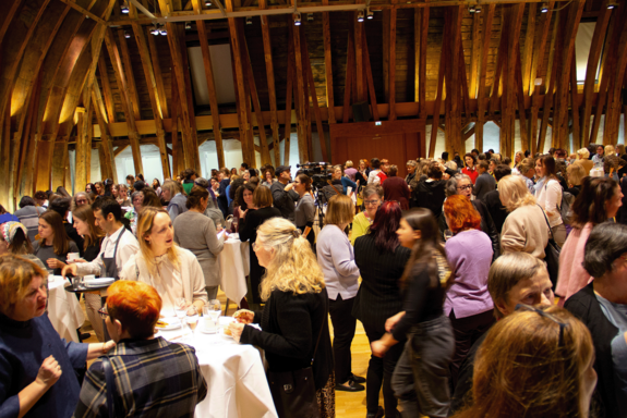 Teilnehmerinnen am Frauenfrühstück im Kuppelsaa der TU Wien.
