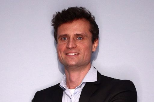 Andrej Pustogow vor grauem Hintergrund