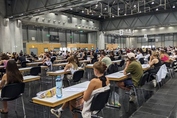 Studierende sitzend beim Reihungstest für Architektur