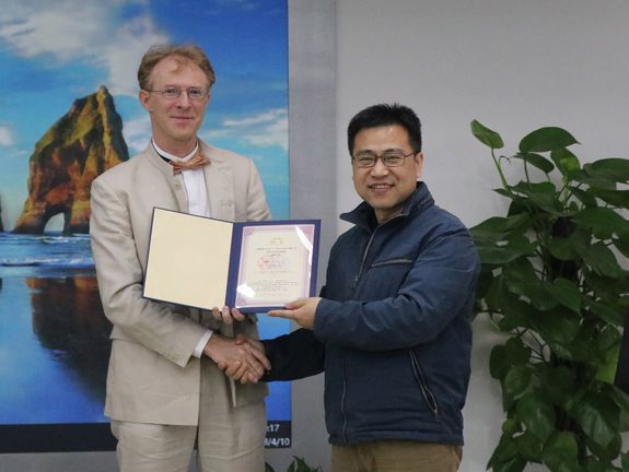 Prof. Koen Blanckaert nimmt die Auszeichnung der Tsinghua-Universität entgegegen. 