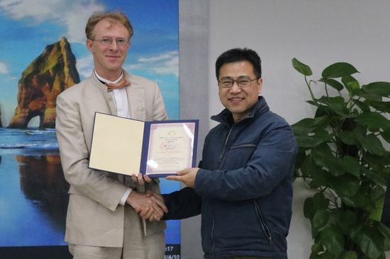 Prof. Koen Blanckaert nimmt die Auszeichnung der Tsinghua-Universität entgegegen. 