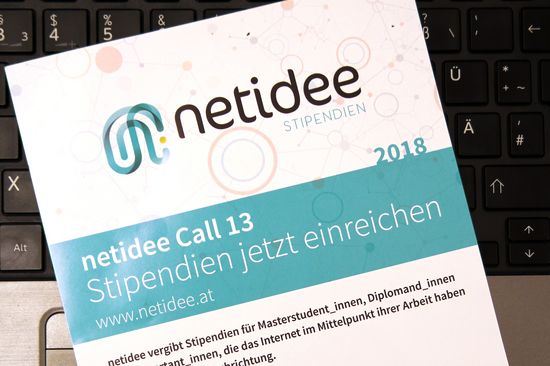 Das Flugblatt zu den netidee Stipendien liegt auf einer Laptoptastatur