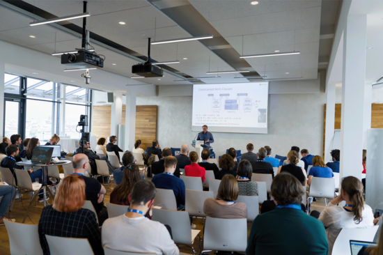 Blick auf einen Speaker aus Sicht des Publikums (ebenfalls sichtbar).