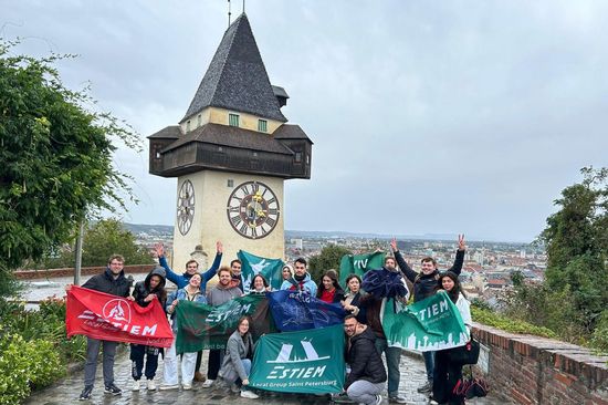 Gruppe Studierende vor Uhrturm Graz