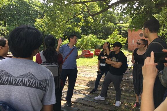 Studierende im Park