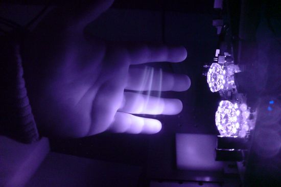 Hand vor aufgebauter 3D-Kamera