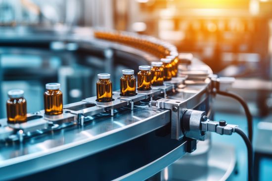 Eine Produktionslinie zum Abfüllen von Flüssigkeiten in Laborflaschen, Edelstahlmaschinen zum Abfüllen von Flüssigkeiten in Fläschchen oder Flaschen. Betonen Sie die Präzision und den Hightech-Charakter der Produktionslinie.