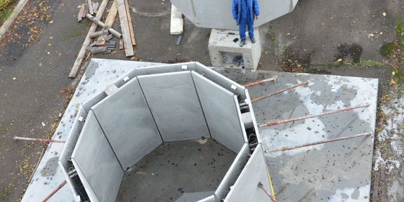 [Translate to English:] Die ringförmigen Segmente mit einer Außen- und einer Innenwand vor dem Aufbau.