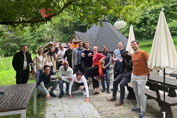 Außenaufnahme Gruppe Menschen stehend und sitzend