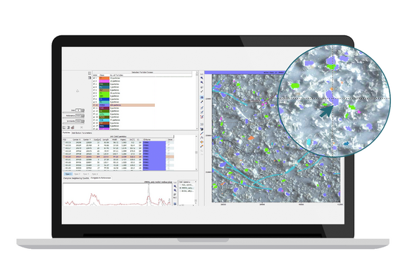 Computerdisplay zeigt Microplastics Finder Software Funktion an: Mikroskopausschnitt mit Mikroplastikpartikeln