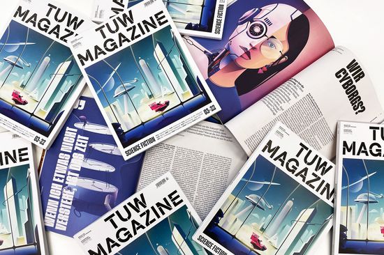 Mehrere TU-Magazine liegen verstreut auf einem Tisch