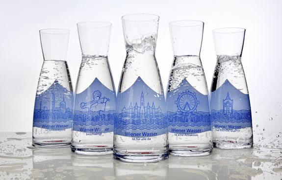 Glaskaraffen mit der Aufschrift "Wiener Wasser" und Bildern von Wiener Sehenswürdigkeiten