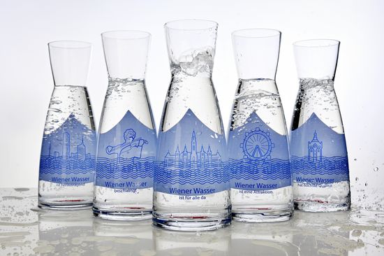 Glaskaraffen mit der Aufschrift "Wiener Wasser" und Bildern von Wiener Sehenswürdigkeiten